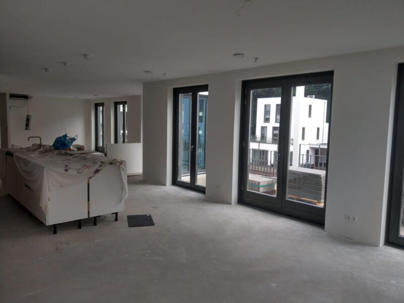 Wanden sausklaar geplaisterd en gesausd 16 Kozijnen vervangen